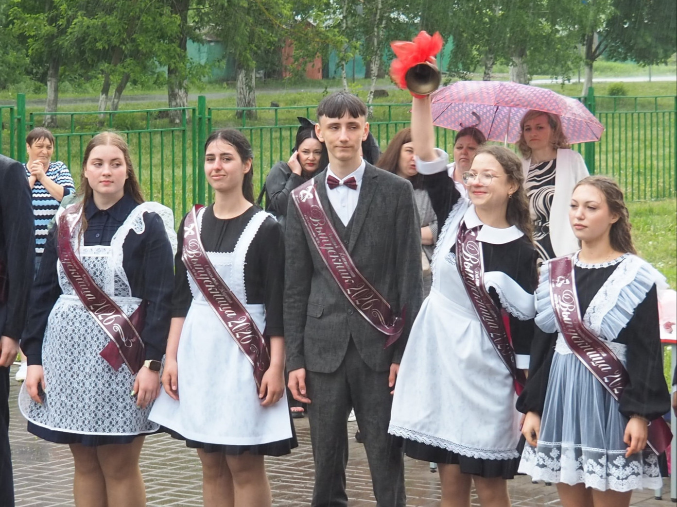 ПОСЛЕДНИЙ ШКОЛЬНЫЙ ЗВОНОК ПРОЗВЕНЕЛ ПОД АККОМПАНЕМЕНТ МАЙСКОГО ЛИВНЯ.