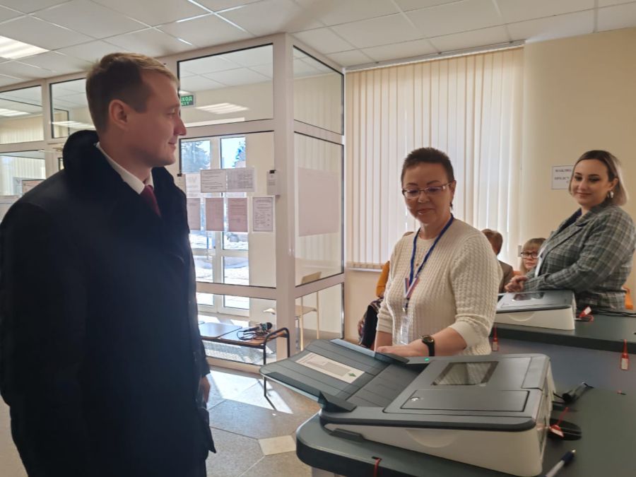 Сегодня, 15 марта, на избирательном участке №443 одним из первых проголосовал глава Рузаевского района Александр Юткин.