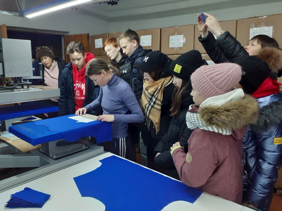 Рузаевская швейная фабрика открыла двери для школьников.