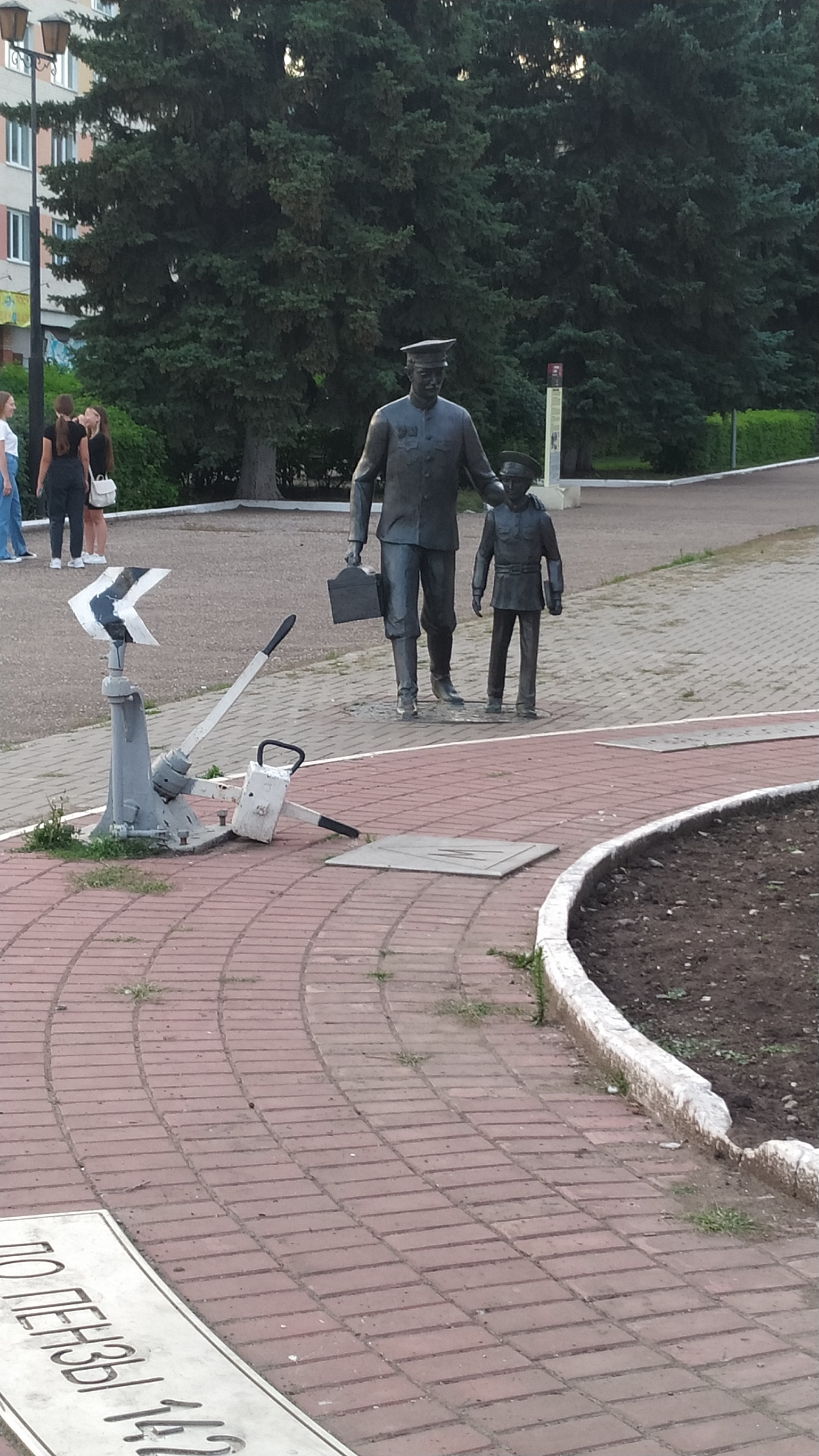 Памятник машинисту.