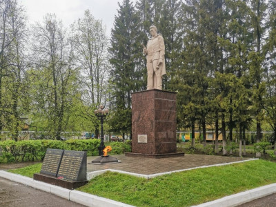 Скульптурная композиция, установленная в память воинов-земляков, погибших в годы Великой отечественной войны 1941-1945 г.г.