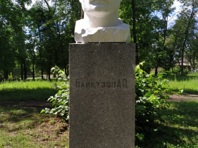 Памятник Байкузову А.П.