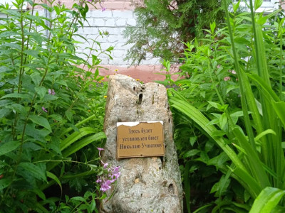 Памятный камень в честь Н.И. Учватова, установленный у стен МБОУ «Левженская СОШ» (для последующего воздвижения памятника).